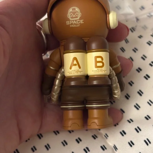 : : Pop Mart Mega Space Molly Emoji Monkey Figure : : - Picture 11 of 12